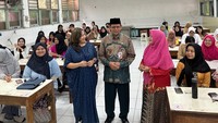 Inisiator Let’s Invest Girls Elvera N. Makki (kiri) berbincang dengan Kepala Sekolah SMAN 78 Jakarta Barat H. Marzuki Miad, M.Pd (tengah) dan Guru Ratnawati (kanan) disela workshop. 