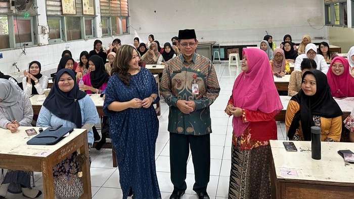 Potret Mengenalkan Literasi Keuangan Sejak Dini Memperingati Hari Kartini dan Bulan Literasi Keuangan, Let’s Invest Girls mengajak siswa mengenalkan literasi keuangan dan kemampuan komunikasi sejak dini.