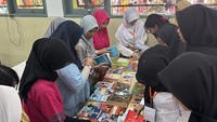 Setelah workshop, peserta diminta memilih dua buku pengetahuan dan novel berbahasa Inggris untuk dibawa pulang, selebihnya sekitar 200 buku disumbangkan ke perpusakaan.