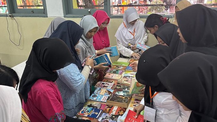 Potret Mengenalkan Literasi Keuangan Sejak Dini Memperingati Hari Kartini dan Bulan Literasi Keuangan, Let’s Invest Girls mengajak siswa mengenalkan literasi keuangan dan kemampuan komunikasi sejak dini.