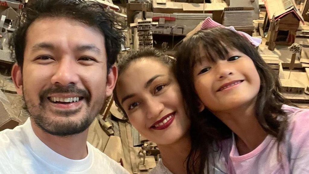 Rio Dewanto Cerita Rutinitas Antar Anak ke Sekolah