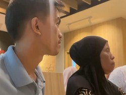 Sederhana tapi Tak Semua Bisa, Viral Momen Haru Pria Beri Kejutan untuk Ibu