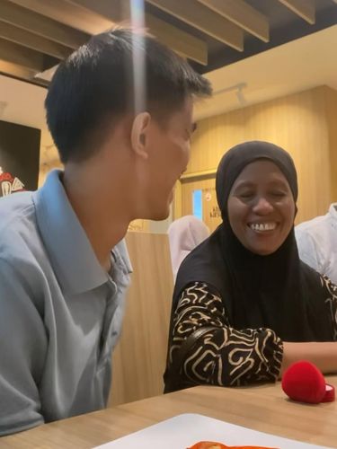 Pria ini mengabadikan momen ketika sedang ingin memberikan kejutan kepada ibunya, viral di Instagram