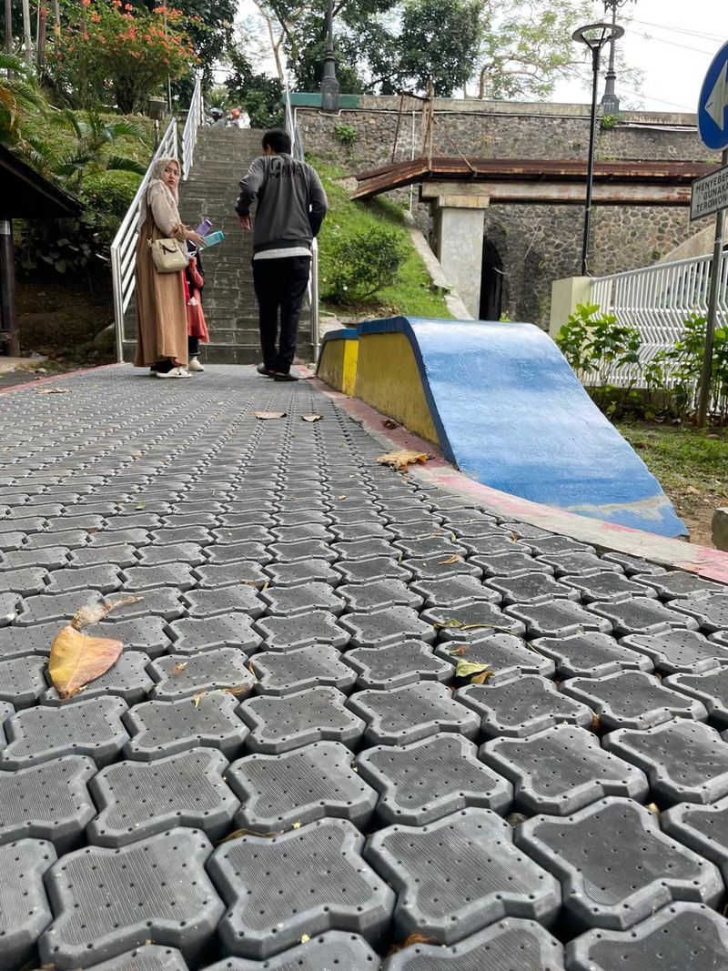 Pria Ini 'Sulap' Limbah Jadi Paving Block-Floor Decking, Omzetnya Ratusan Juta