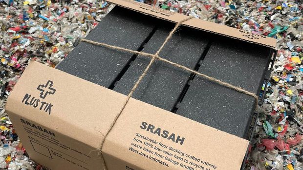 Pria Ini 'Sulap' Limbah Jadi Paving Block-Floor Decking, Omzetnya Ratusan Juta