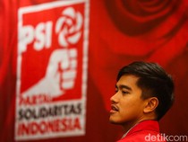 Bagikan Buku ke Anak-anak Saat Blusukan, Kaesang Bantah Tiru Kampanye Gibran