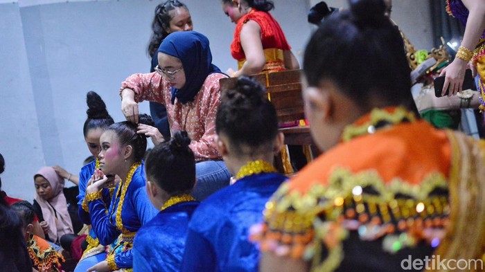 Puluhan grup tari se-Jatim merayakan Hari Tari Sedunia di STKW Surabaya.