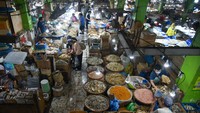Aktivitas jual beli di Sentra Ikan Teri, Pusat Pasar Medan, Sumatera Utara, Kamis (25/4/2024).   