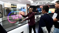 Keenam produk dari dua kategori yang kami hadirkan hari ini, membawa dua arti penting sekaligus. Pertama, konsistensi LG untuk terus mengembangkan solusi  kebutuhan layar untuk kepentingan konsumen bisnis. Sementara disisi lain, menegaskan komitmen dalam mengembangkan perekonomian dalam negeri lewat upaya semakin melokalkan produk melalui kebijakan TKDN.