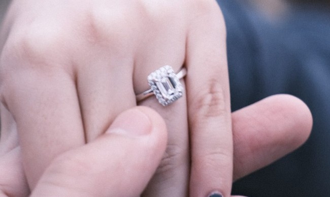 She said yes! Can’t wait to take another step with you. Happy birthdayyy!! tulis keterangan dalam unggahannya. Terlihat sebuah cincin dengan mata yang cukup besar sudah melingkar di jari manis Ranty Maria. Foto: Instagram/@raynwijaya26