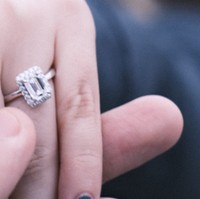 She said yes! Can’t wait to take another step with you. Happy birthdayyy!! tulis keterangan dalam unggahannya. Terlihat sebuah cincin dengan mata yang cukup besar sudah melingkar di jari manis Ranty Maria. Foto: Instagram/@raynwijaya26