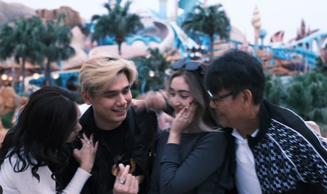 Lamaran romantis tersebut diketahui berlangsung saat Rayn dan Ranty tengah berlibur ke Tokyo DisneySea. Tak hanya itu saja, lamarann tersebut juga bertepatan dengan hari ulang tahun Ranty Maria yang ke-24 pada 26 April 2024. Foto: Instagram/@raynwijaya26