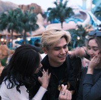 Lamaran romantis tersebut diketahui berlangsung saat Rayn dan Ranty tengah berlibur ke Tokyo DisneySea. Tak hanya itu saja, lamarann tersebut juga bertepatan dengan hari ulang tahun Ranty Maria yang ke-24 pada 26 April 2024. Foto: Instagram/@raynwijaya26