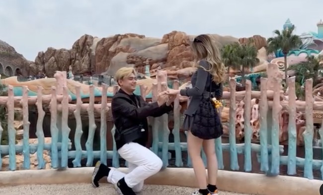 Dalam video singkat yang dibagikan terlihat Rayn berlutut di hadapan Ranty dan melamarnya dengan sebuah cincin. Foto: Instagram/@raynwijaya26