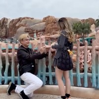 Dalam video singkat yang dibagikan terlihat Rayn berlutut di hadapan Ranty dan melamarnya dengan sebuah cincin. Foto: Instagram/@raynwijaya26