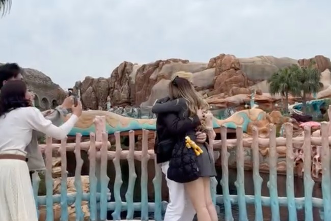 Setelah menerima lamaran Rayn, keduanya pun tampak berpelukan. Rayn dan Ranty sendiri diketaahui sudah berpacaran dari tahun 2020. Saat itu keduanya dipasangkan dalam sinetron Cahaya Terindah. Foto: Instagram/@raynwijaya26