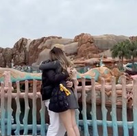 Setelah menerima lamaran Rayn, keduanya pun tampak berpelukan. Rayn dan Ranty sendiri diketaahui sudah berpacaran dari tahun 2020. Saat itu keduanya dipasangkan dalam sinetron Cahaya Terindah. Foto: Instagram/@raynwijaya26