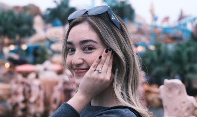 Sambil memamerkan cincin yang sudah melingkar di jari manisnya, Ranty tampak tersenyum bahagia. Lamaran tersebut membuat hari ulang tahunnya jadi semakin lenngkaap dan spesial. Foto: Instagram/@raynwijaya26