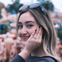 Sambil memamerkan cincin yang sudah melingkar di jari manisnya, Ranty tampak tersenyum bahagia. Lamaran tersebut membuat hari ulang tahunnya jadi semakin lenngkaap dan spesial. Foto: Instagram/@raynwijaya26