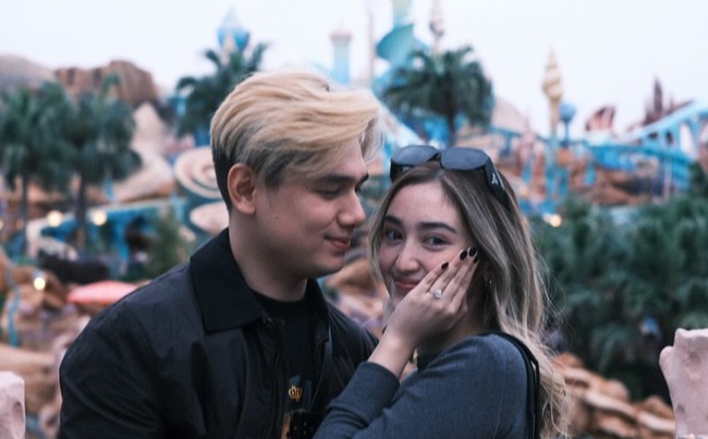 Ranty Maria dilamar oleh Rayn Wijaya di Jepang saat merayakan ulang tahunnya yang ke-25. Suasana romantis Negeri Sakura menambah kesan mendalam pada momen spesial mereka. Foto: Instagram/@raynwijaya26