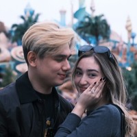 Ranty Maria dilamar oleh Rayn Wijaya di Jepang saat merayakan ulang tahunnya yang ke-25. Suasana romantis Negeri Sakura menambah kesan mendalam pada momen spesial mereka. Foto: Instagram/@raynwijaya26