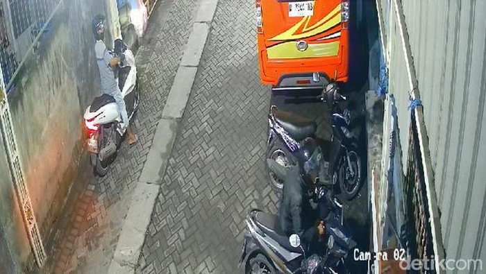 Rekaman CCTV pencurian motor milik anak yatim santriwati di Sidoarjo.