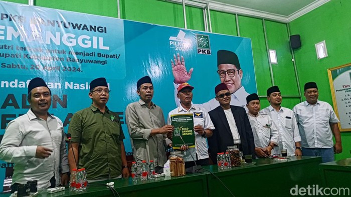 Relawan Gus Munib saat menyerahkan formulir pendaftaran dalam penjaringan Bacabup PKB Banyuwangi.