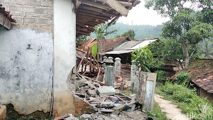3 Rumah Warga Ambruk Akibat Pergerakan Tanah di Cianjur