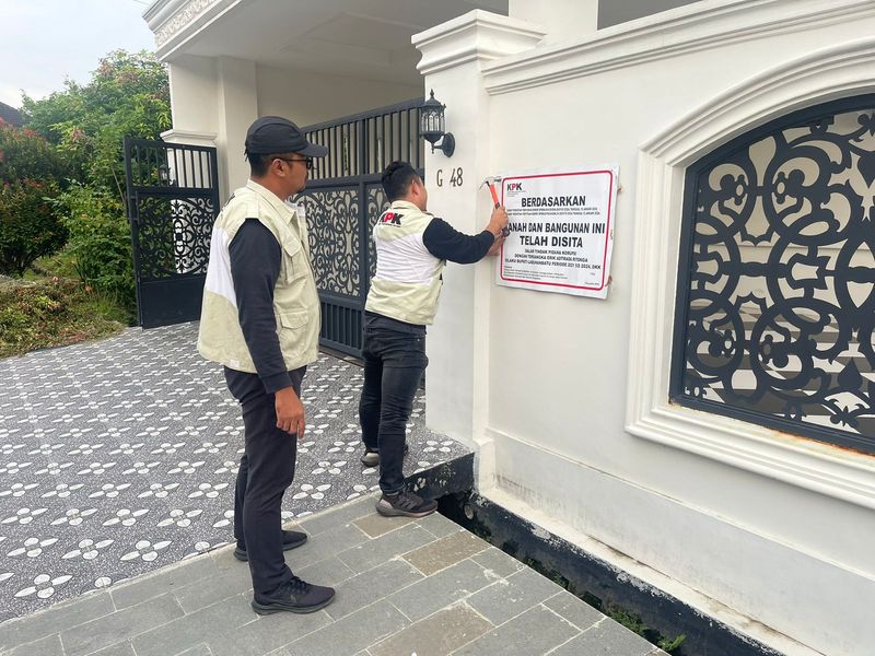 Rumah Bupati Labuhanbatu Erik Adtrada disita KPK (dok. KPK)