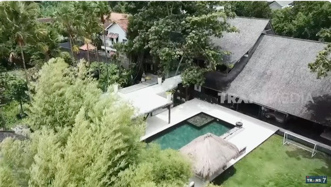 Inilah penampakan rumah Indah Kalalo di Pulau Dewata. Ia menempatinya bersama sang suami, Ibrahim Justin Warner, dan ketiga buah hati mereka. (Foto: YouTube/Trans7 Official)