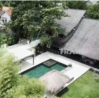 Inilah penampakan rumah Indah Kalalo di Pulau Dewata. Ia menempatinya bersama sang suami, Ibrahim Justin Warner, dan ketiga buah hati mereka. (Foto: YouTube/Trans7 Official)