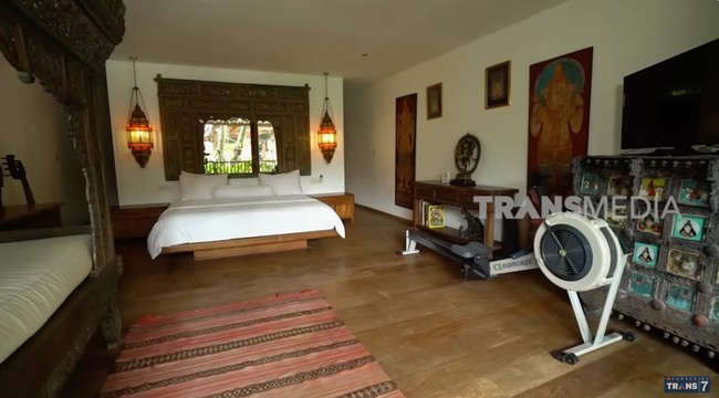 Begitu luasnya, rumah Indah memiliki tujuh kamar. Kendati demikian, anak-anak lebih suka tidur bersama Linda dan suaminya. (Foto: YouTube/Trans7 Official)
