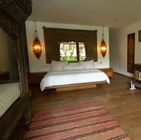 Begitu luasnya, rumah Indah memiliki tujuh kamar. Kendati demikian, anak-anak lebih suka tidur bersama Linda dan suaminya. (Foto: YouTube/Trans7 Official)