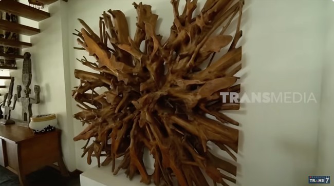 Indah memilih kayu sebagai material yang mendominasi rumahnya. Bahkan hampir semua benda seni yang menghiasi rumahnya terbuat dari kayu. (Foto: YouTube/Trans7 Official)