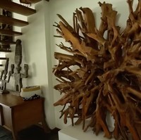 Indah memilih kayu sebagai material yang mendominasi rumahnya. Bahkan hampir semua benda seni yang menghiasi rumahnya terbuat dari kayu. (Foto: YouTube/Trans7 Official)