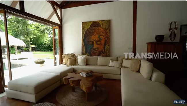 Tidak ada sekat yang memisahkan bagian dalam dan luar rumah sehingga terasa seperti menyatu dengan alam.  (Foto: YouTube/Trans7 Official)