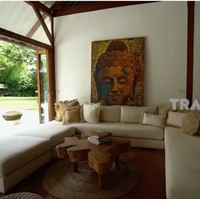 Tidak ada sekat yang memisahkan bagian dalam dan luar rumah sehingga terasa seperti menyatu dengan alam.  (Foto: YouTube/Trans7 Official)