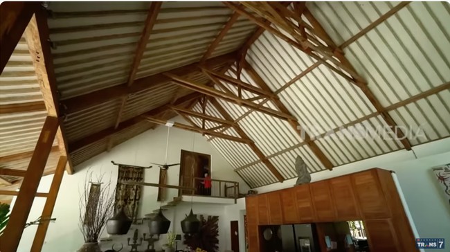 Berdiri di atas lahan seluas 2.400 meter persegi, rumah Indah hadir dalam konsep open space atau terbuka. Langit-langit tanpa plafon membuat rumah terasa makin lapang. (Foto: YouTube/Trans7 Official)