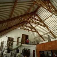 Berdiri di atas lahan seluas 2.400 meter persegi, rumah Indah hadir dalam konsep open space atau terbuka. Langit-langit tanpa plafon membuat rumah terasa makin lapang. (Foto: YouTube/Trans7 Official)