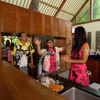 Meski kental dengan elemen tradisional dan alam, rumah Indah dilengkapi peralatan canggih. Seperti kulkas dengan fitur tablet di bagian dapur.   (Foto: YouTube/Trans7 Official)