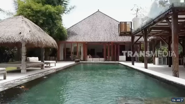 Halaman belakang yang luas menjadi tempat favorit bagi Indah Kalalo dan keluarga. Di area tersebut, mereka berkumpul bersama teman-teman dekat.  (Foto: YouTube/Trans7 Official)