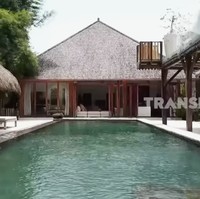 Halaman belakang yang luas menjadi tempat favorit bagi Indah Kalalo dan keluarga. Di area tersebut, mereka berkumpul bersama teman-teman dekat.  (Foto: YouTube/Trans7 Official)