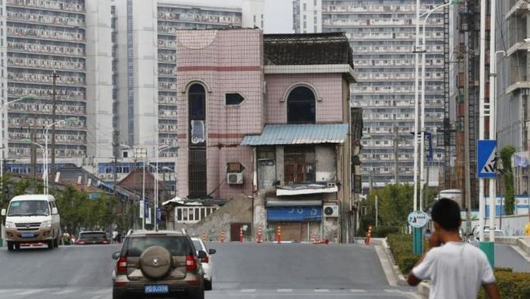 Deretan Rumah Keras Kepala Nangkring di Tengah Jalan