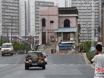 Deretan Rumah Keras Kepala Nangkring di Tengah Jalan