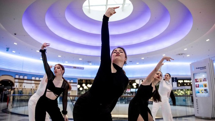 Choreographer Polina Ivanovskaya, 22, leads a dance class at a branch of GSS K-pop studios in Moscow, Russia, February 2, 2024. REUTERS/Maxim Shemetov      TPX IMAGES OF THE DAY
