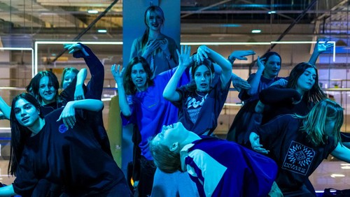 Choreographer Polina Ivanovskaya, 22, leads a dance class at a branch of GSS K-pop studios in Moscow, Russia, February 2, 2024. REUTERS/Maxim Shemetov      TPX IMAGES OF THE DAY