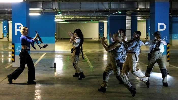 Choreographer Polina Ivanovskaya, 22, leads a dance class at a branch of GSS K-pop studios in Moscow, Russia, February 2, 2024. REUTERS/Maxim Shemetov      TPX IMAGES OF THE DAY