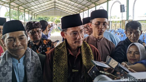 Sandiaga Salahuddin Uno berkunjung ke Ponpes Nurul Haramain NWDI Narmada, Lombok Barat, Jumat (26/4/2024). (Ahmad Viqi/detikBali)