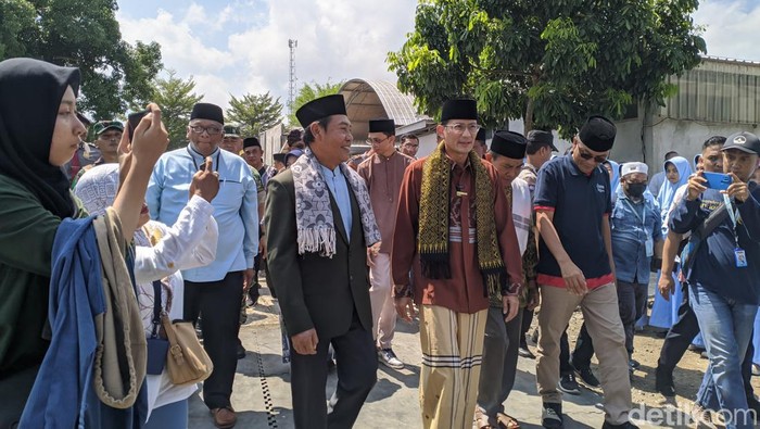 Menparekraf Sandiaga Salahuddin Uno berkunjung ke Ponpes Nurul Haramain NWDI Narmada, Lombok Barat, Jumat (26/4/2024). Foto: (Ahmad Viqi/detikBali).