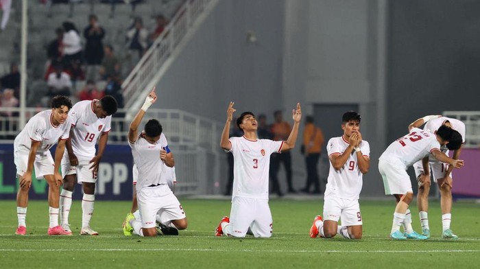 DOHA, QATAR - APRIL 25: Players of Indonesia celebrate the victory after the AFC U23 Asian Cup Quarter Final match between South Korea and Indonesia at Abdullah Bin Khalifa Stadium on April 25, 2024 in Doha, Qatar. (Photo by Zhizhao Wu/Getty Images)